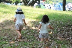 動き回る子ども